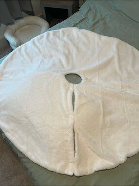 Plush Round Tree Skirt in Ivory EUC